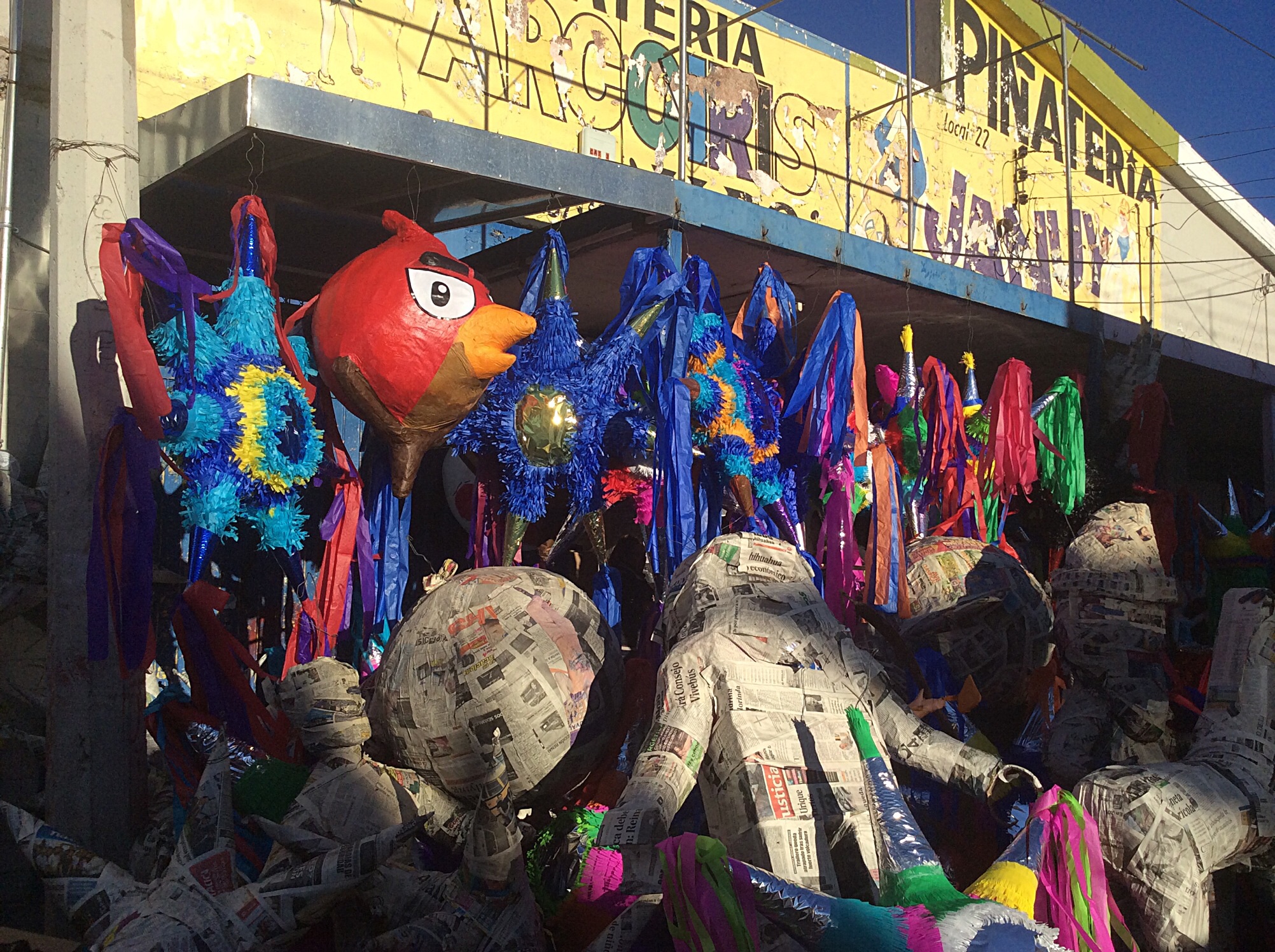 Viva, tradición de romper la piñata en vísperas de año nuevo La